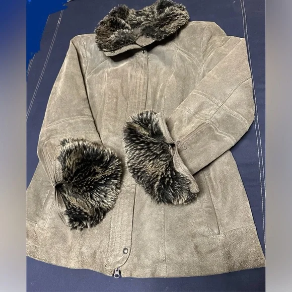 Danier Woman’s Leather Winter Jacket - Picture 5 of 8